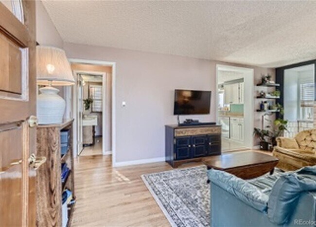 Foto del edificio - Great Location!  Updated Bungalow 2 bed, 1 bath with a bright open floor plan, plenty of natural ...