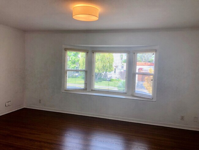 Foto del edificio - Stunning & Spacious Duplex w/Hwd+Laundry i...