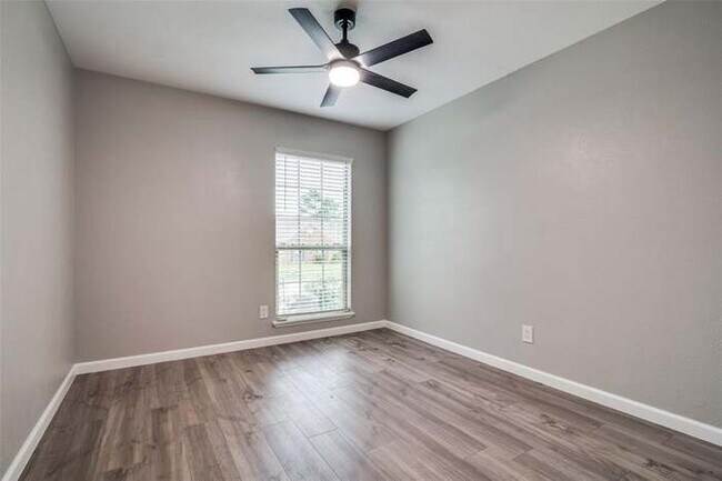 Building Photo - 2805 Edinburg Ln