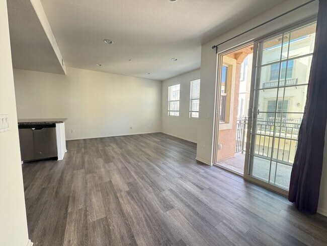 Building Photo - Gorgeous and Bright Centrally Located Cond...