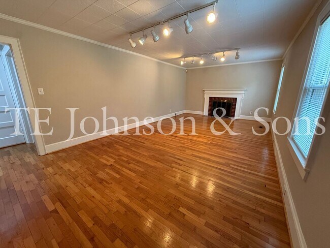 Building Photo - Spacious 3 Bedroom Home with Primary Suite on Main Level and 2-Car Carport