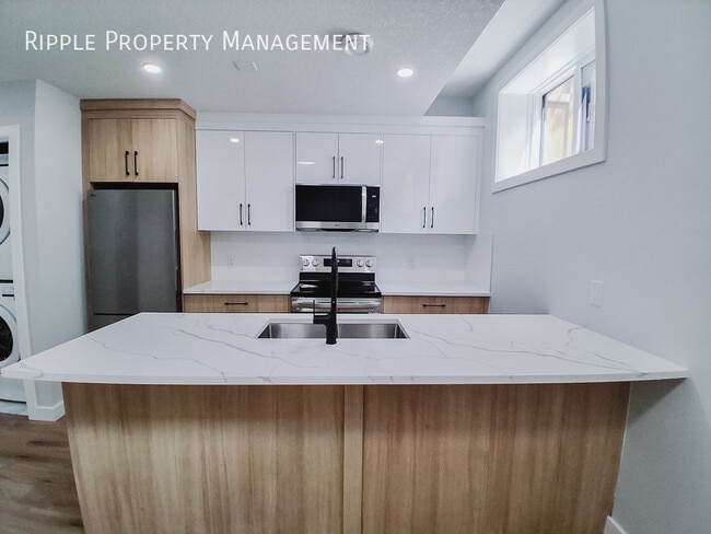Building Photo - PREMIUM BRIGHT 1 BEDS, 1 BATHS LOWER CORNER UNIT