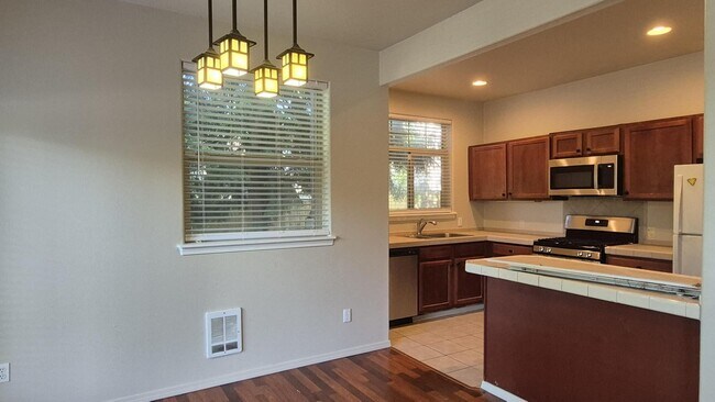 Building Photo - Edgefield Town Home Just steps away from McMenamins Edgefield, and Old Town Troutdale