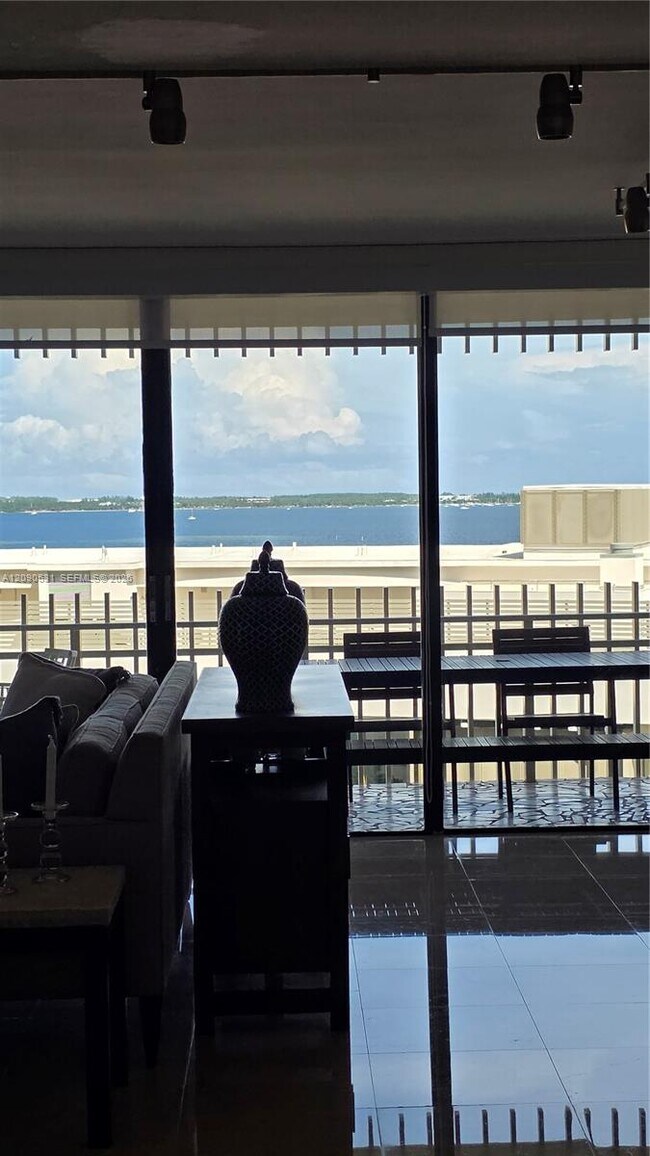 Foto del edificio - 3 Grove Isle Dr