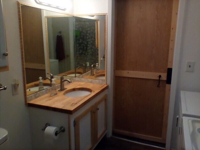 Bathroom - 535 Hillcrest Loop