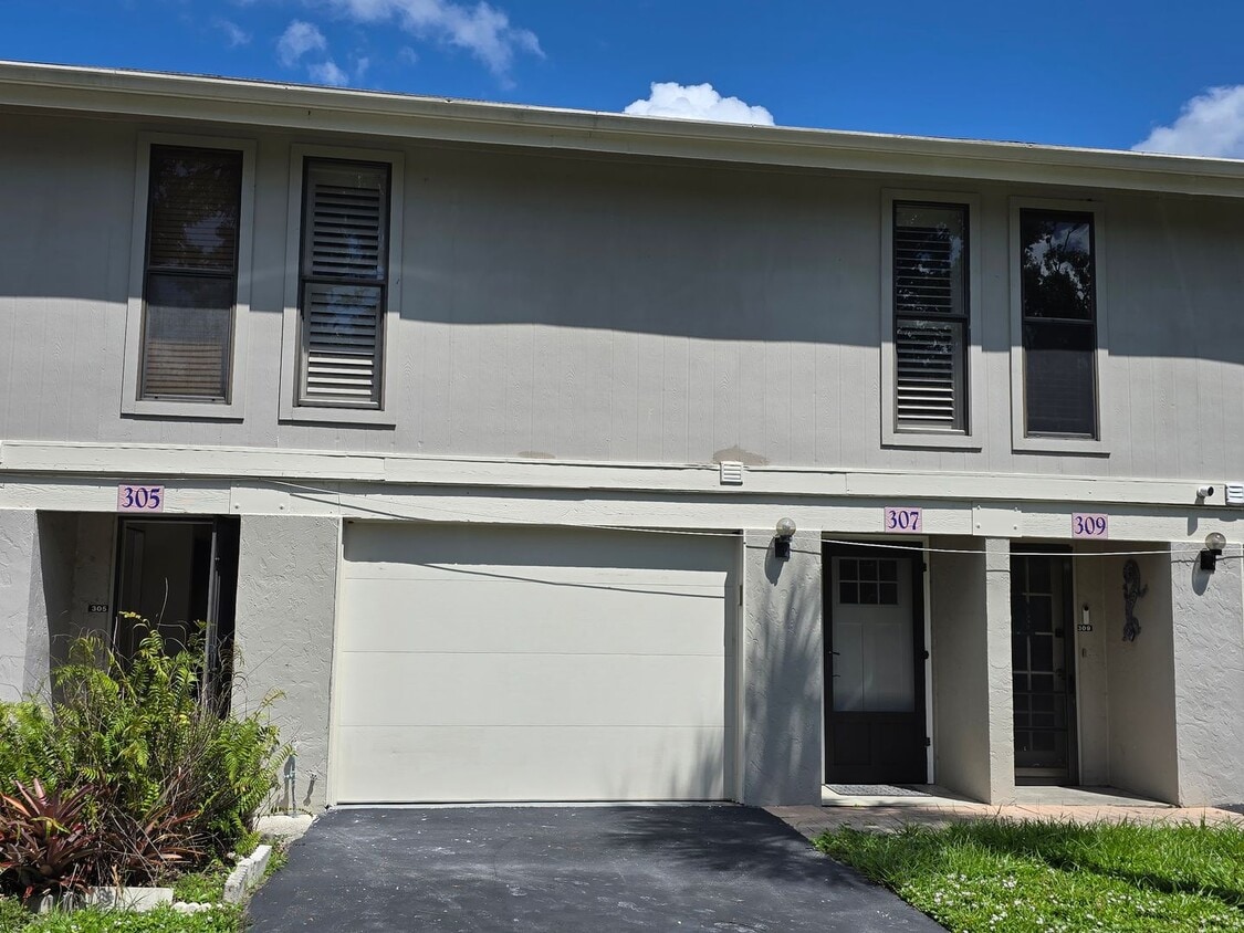 Stunning 2 Bed / 2.5 Bath Townhouse with G... - Stunning 2 Bed / 2.5 Bath Townhouse with G...