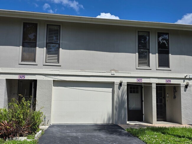 Foto del edificio - Stunning 2 Bed / 2.5 Bath Townhouse with G...