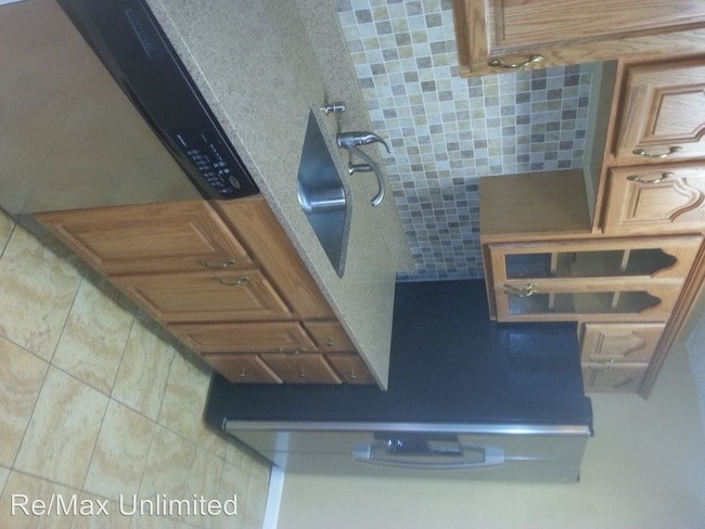 Building Photo - 100 Woodway Dr