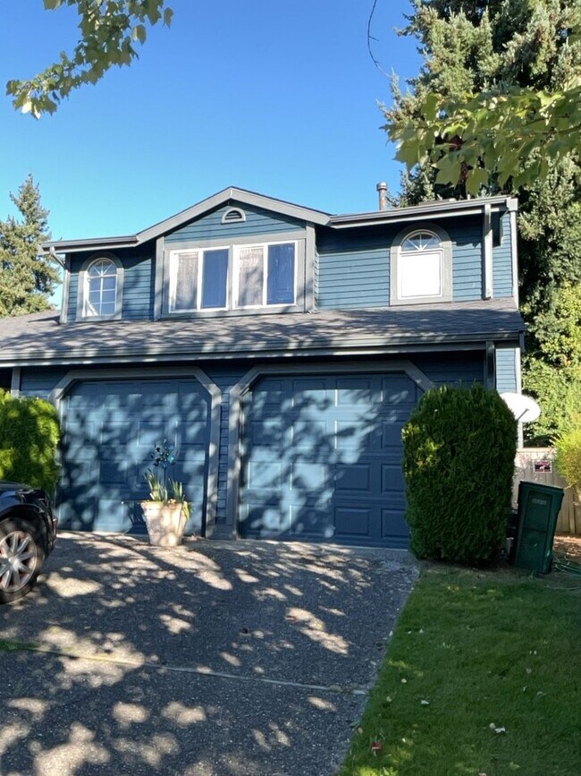 Building Photo - 4-Bed, 2 Bath home w/2-car garage in Federal Way, $3,300/mo.