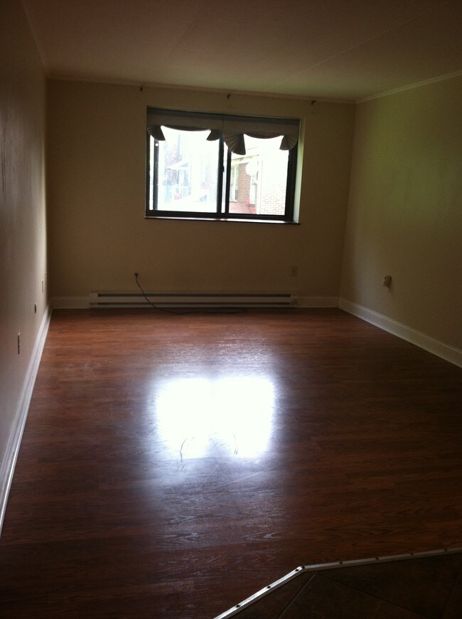 Building Photo - 205 Robinson St