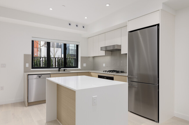 Photo du bâtiment - 550 West 28th Avenue - Townhouse