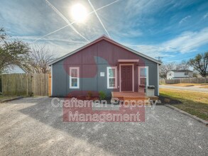 Building Photo - 208 E Mosier St