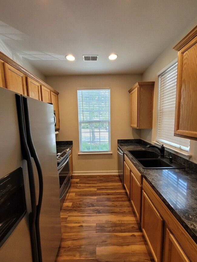 Building Photo - Spacious Three Bedroom Townhome in Wellstone!