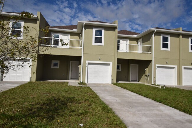 Building Photo - Beautiful 4 bedrooms/4 baths Townhouse For...