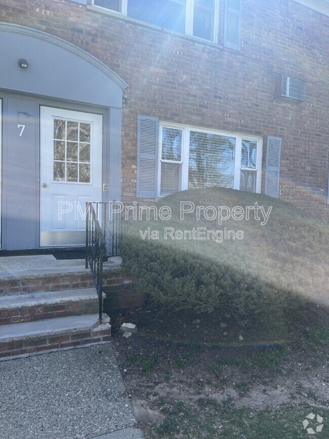 Building Photo - 7 Wedgewood Dr