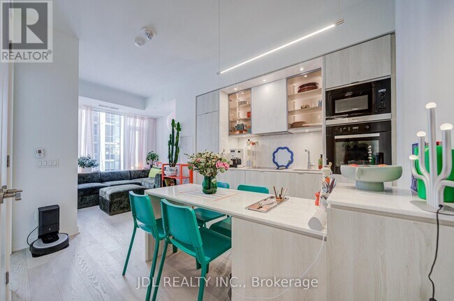 Building Photo - 11 Yorkville Ave