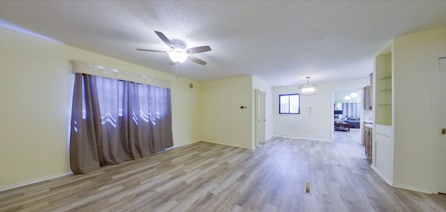 Foto del edificio - 3D Tour Available! West Side Home + Sunroom + Attached Garage + Pets Welcome + Washer & Dryer!  A...