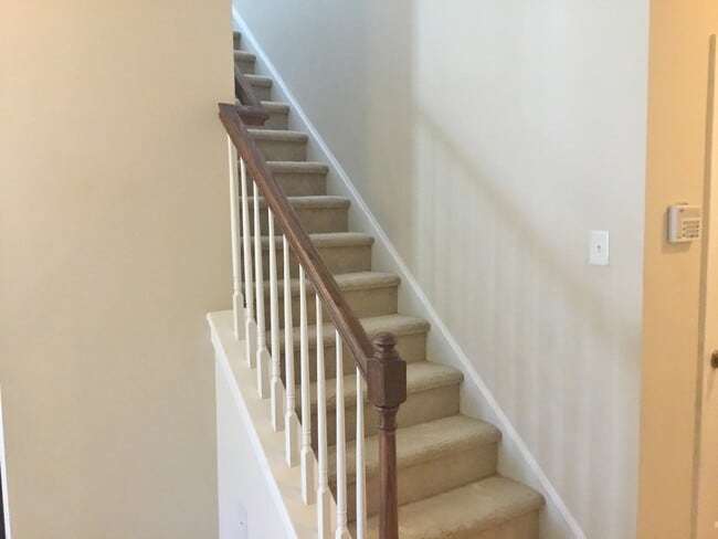 Foto del edificio - End Unit Townhome with Tons of Extra Storage!