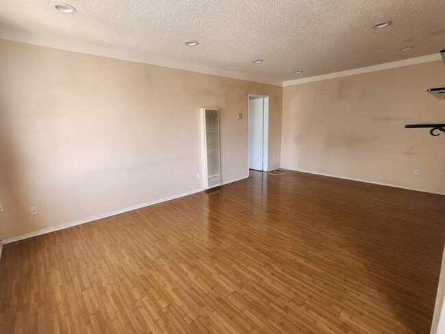 Building Photo - 240 W Verdugo Ave