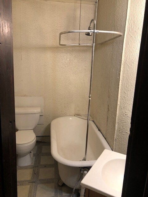 Baño 1 - 526 S Main St
