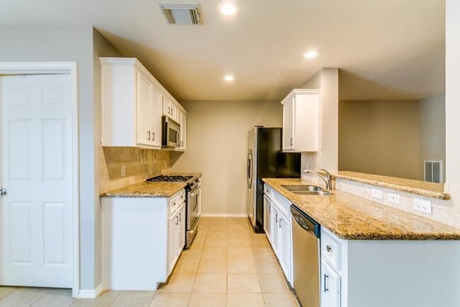 Building Photo - 914 W Heights Hollow Ln