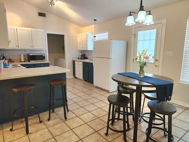 Foto del edificio - This 3 Bedroom, 2 Bath with large Backyard...