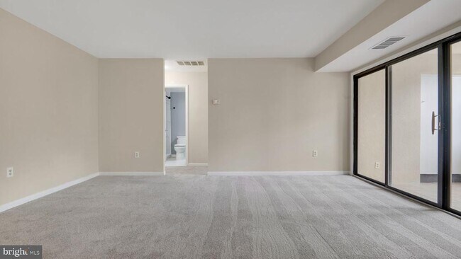 Foto del edificio - 9653 White Acre Rd