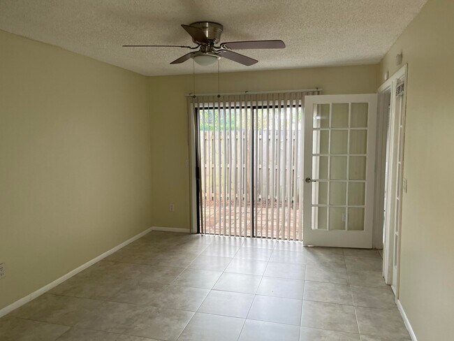 Foto del edificio - 4220 Palm Bay Cir