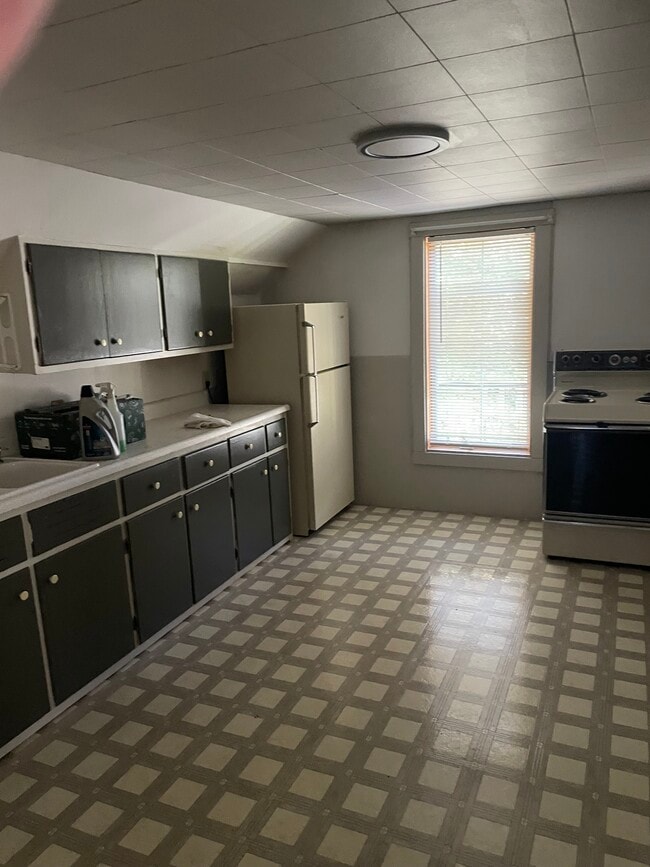 Building Photo - 402 Luster Ave