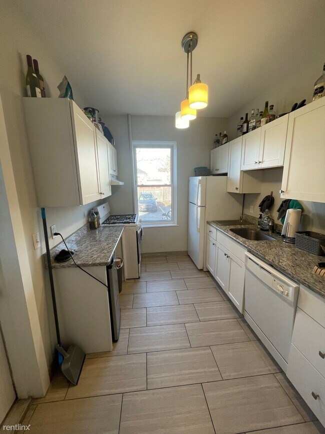 Foto del edificio - 5 br, 2 bath Duplex - 8 Farrington Ave