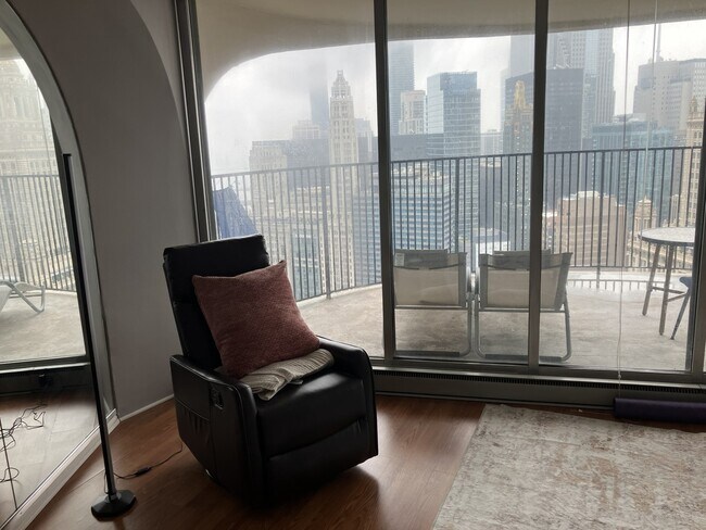 Foto del edificio - 300 N State St