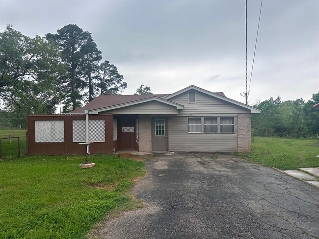 Building Photo - 176 Green Acres Loop