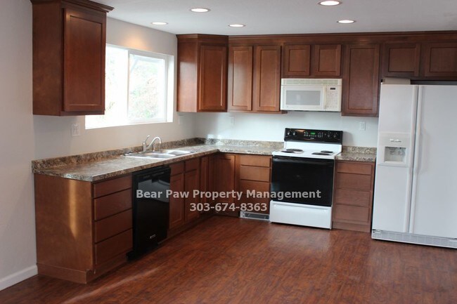 Building Photo - Updated Duplex on HWY 285
