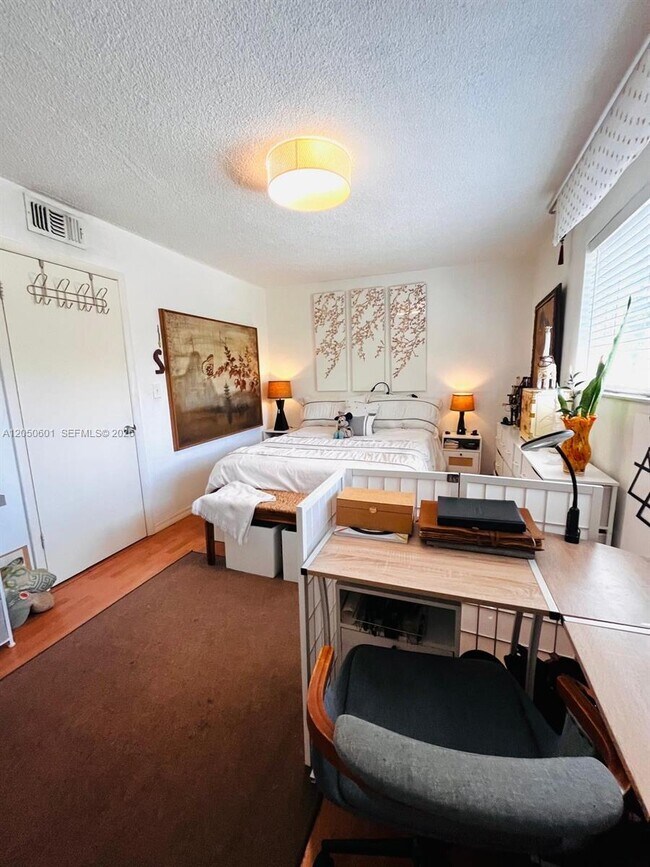 Foto del edificio - 520 NE 38th St
