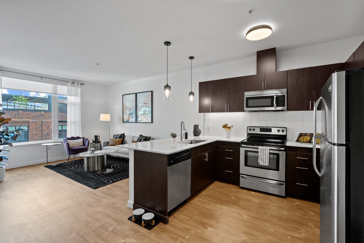 Cocina y sala de estar de concepto abierto en The Parker Apartments en Portland, OR 97209 - The Parker