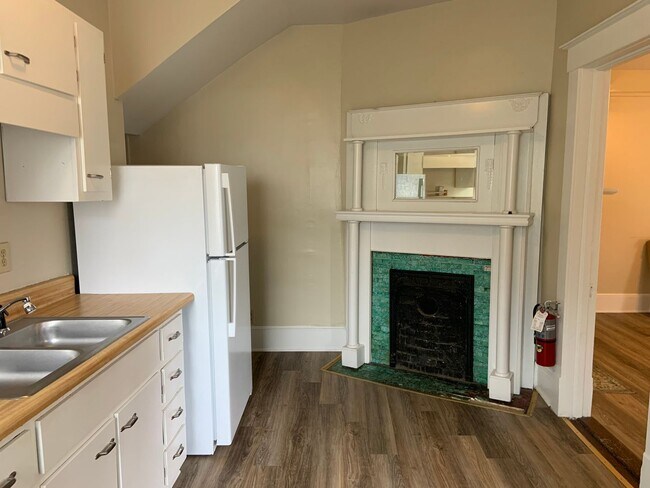 Building Photo - 1 BR, 1 BA apartment for a great rate near...