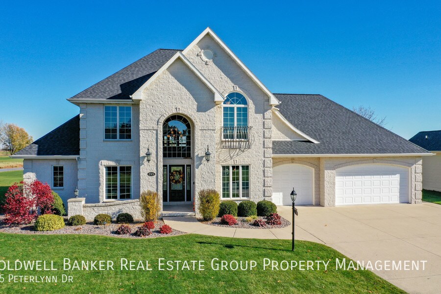 Primary Photo - Beautiful Fully Furnished Executive Home l...