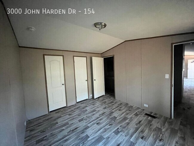 Foto del edificio - 3000 John Harden Dr