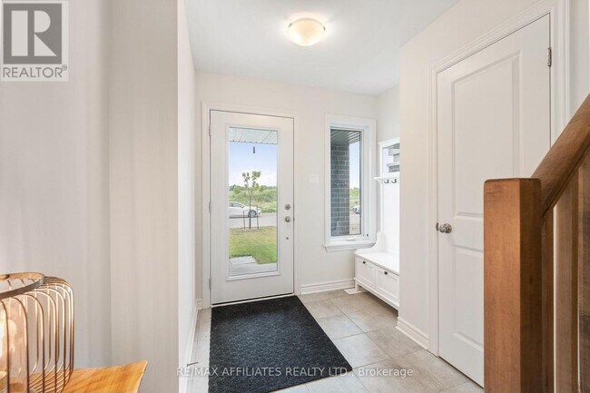 Building Photo - 28 Verglas Ln.