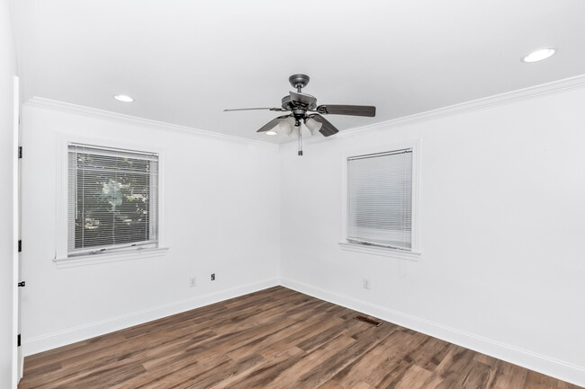 Building Photo - 1401 McCullough Ave NE