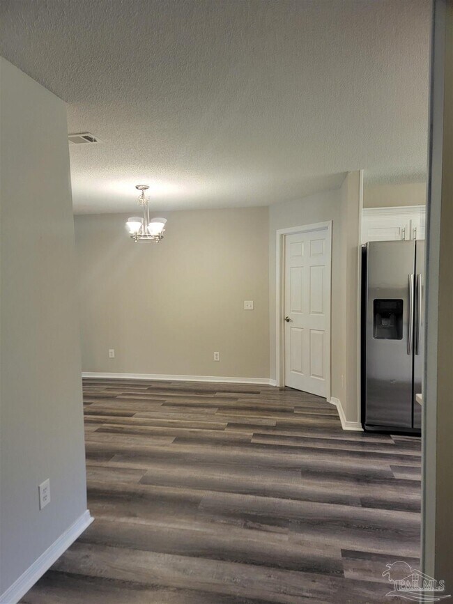 Building Photo - 4878 Pineview Ridge Rd