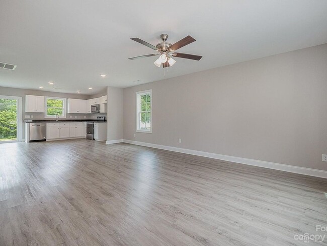 Building Photo - 3 Bedroom 2.5bathroom Townhome - Downtown !!