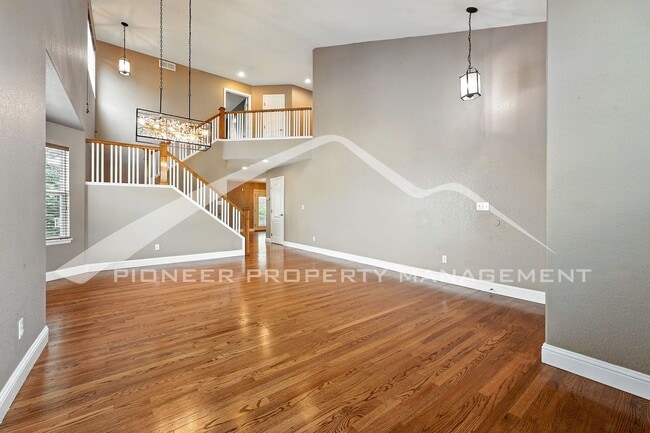 Building Photo - Stunning Home with Washer/Dryer and Centra...