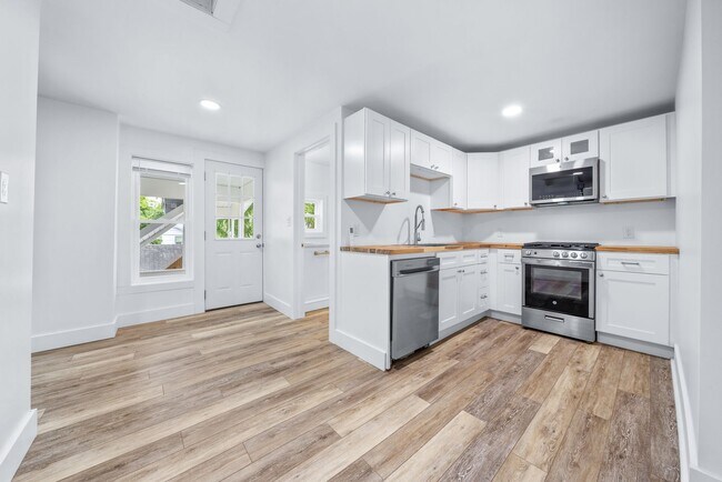 Foto del edificio - 748 Fairview Ave NE