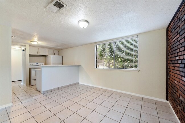 Building Photo - 15919 Golf Club Dr