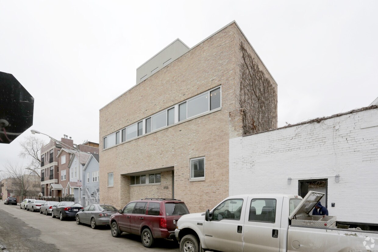 Building Photo - 2436 W Bloomingdale Ave