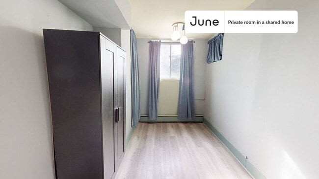 Foto del edificio - Private bedroom in 5 bed/2 bath Home