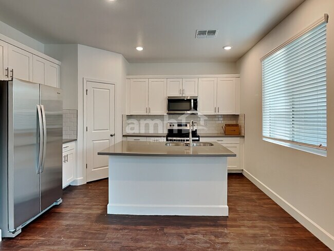 Building Photo - 6627 S 42nd Dr