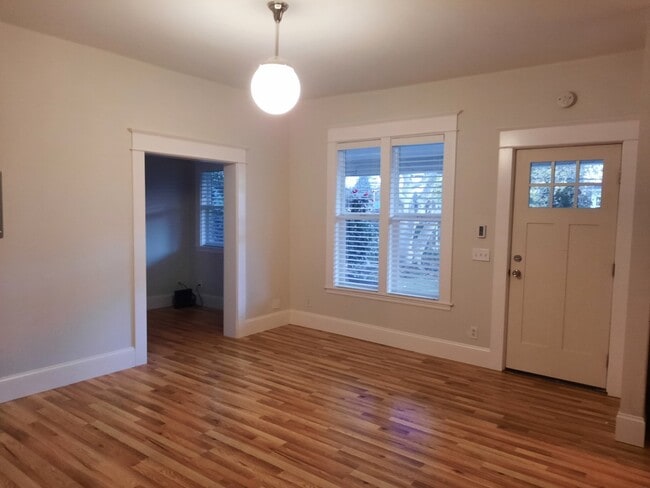 Great room - 602 E McLoughlin Blvd