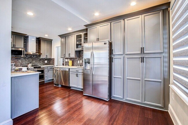 Building Photo - Main Level Living 5 BED + 3.5 Ba in Main House, 1 + 1 in BSMT, 1 + 1 above garage